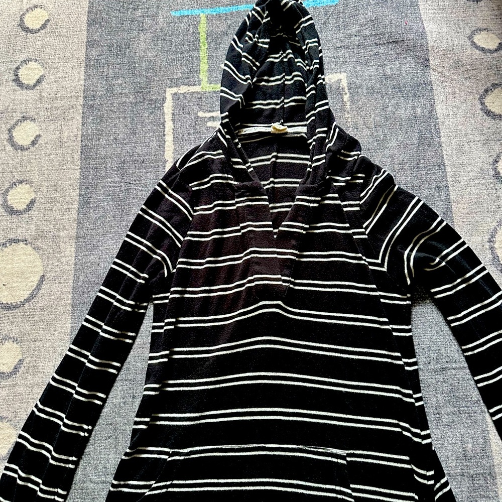 This is a size large Roxy surf hoodie and it’s only menus once or twice 5(30)$